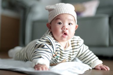 Altı aylık Çinli bir çocuk soğuk bir kış günü Çin 'in Pudong Yeni Bölgesi' nde bir apartmanda yerde yatıyor..