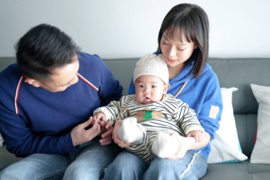 6 aylık bir çocuk Çin 'deki Pudong Yeni Alanı' ndaki bir apartman dairesinde soğuk bir kış günü Çinli bir aileden gelen anne ve babasıyla kanepede vakit geçiriyor.. 