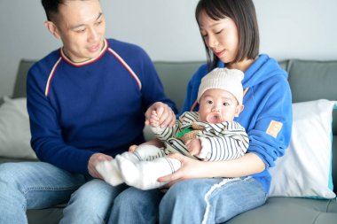 6 aylık bir çocuk Çin 'deki Pudong Yeni Alanı' ndaki bir apartman dairesinde soğuk bir kış günü Çinli bir aileden gelen anne ve babasıyla kanepede vakit geçiriyor.. 