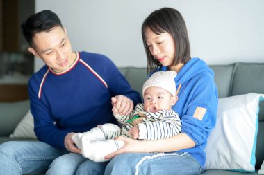 6 aylık bir çocuk Çin 'deki Pudong Yeni Alanı' ndaki bir apartman dairesinde soğuk bir kış günü Çinli bir aileden gelen anne ve babasıyla kanepede vakit geçiriyor.. 