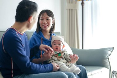 6 aylık bir çocuk Çin 'deki Pudong Yeni Alanı' ndaki bir apartman dairesinde soğuk bir kış günü Çinli bir aileden gelen anne ve babasıyla kanepede vakit geçiriyor.. 