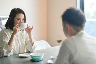 30 'lu yaşlarda Japon bir kadının evde piyano çaldığı dikey video..