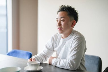 30 'lu yaşlarda Japon bir kadının evde piyano çaldığı dikey video..