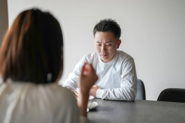 30 'lu yaşlarda Japon bir kadının evde piyano çaldığı dikey video..