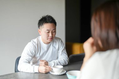 30 'lu yaşlarda Japon bir kadının evde piyano çaldığı dikey video..