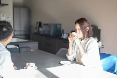 30 'lu yaşlarda Japon bir kadının evde piyano çaldığı dikey video..