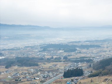 Iida şehrinin karla kaplı kış manzarasının insansız hava aracı kullanılarak çekilmiş görüntüsü.. 