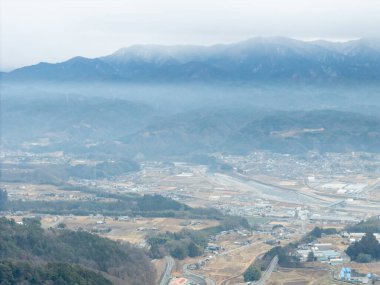 Iida şehrinin karla kaplı kış manzarasının insansız hava aracı kullanılarak çekilmiş görüntüsü.. 