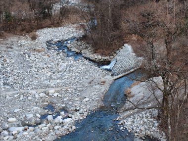 Pirinç tarlaları ve karla kaplı dağ da dahil olmak üzere özel evler de dahil olmak üzere kırsal alanın havadan çekilmiş fotoğrafı. Senjogatake ve Mt. Kiso-Komagatake, Komagane Şehri, Nagano Bölgesi, Japonya, kışın. 