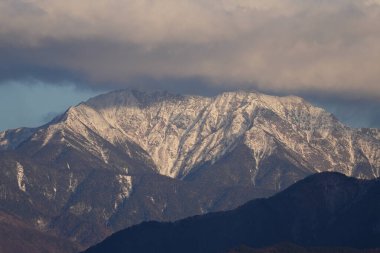Mt. Senjogatake, Komagane City, Nagano 'da kışın karla kaplı günbatımında.. 