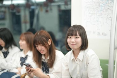 Bir bahar sabahı, Şangay metrosunda, okul üniformalı bir grup Japon liseli kız, yabancı bir şehirde sakin bir yolculuk sırasında her biri kendi düşüncelerinde sessizce kaybolur..