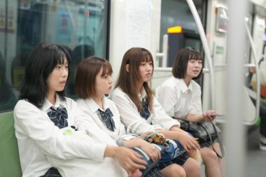 Bir bahar sabahı, Şangay metrosunda, okul üniformalı bir grup Japon liseli kız, yabancı bir şehirde sakin bir yolculuk sırasında her biri kendi düşüncelerinde sessizce kaybolur..