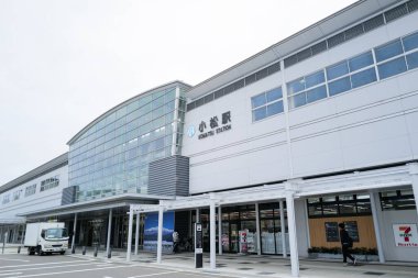 28 Mayıs 2025 'te Komatsu, Ishikawa, Japonya' da yerel halk ve gezginler sıcak bir gökyüzü altında kültür ve ulaşım karışımına hayran kalarak birlikte huzurlu anın tadını çıkardılar..