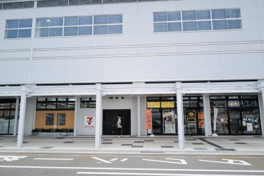 28 Mayıs 2025 'te Komatsu, Ishikawa, Japonya' da yerel halk ve gezginler sıcak bir gökyüzü altında kültür ve ulaşım karışımına hayran kalarak birlikte huzurlu anın tadını çıkardılar..