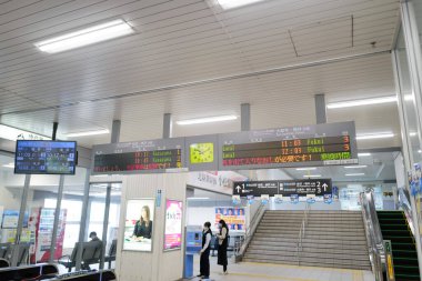 28 Mayıs 2025 'te Komatsu, Ishikawa, Japonya' da yerel halk ve gezginler sıcak bir gökyüzü altında kültür ve ulaşım karışımına hayran kalarak birlikte huzurlu anın tadını çıkardılar..