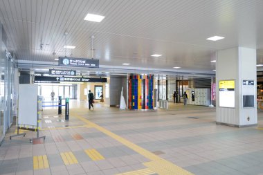 28 Mayıs 2025 'te Komatsu, Ishikawa, Japonya' da yerel halk ve gezginler sıcak bir gökyüzü altında kültür ve ulaşım karışımına hayran kalarak birlikte huzurlu anın tadını çıkardılar..