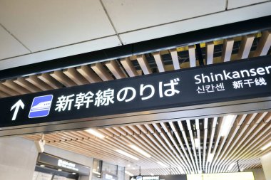 28 Mayıs 2025 'te Komatsu, Ishikawa, Japonya' da yerel halk ve gezginler sıcak bir gökyüzü altında kültür ve ulaşım karışımına hayran kalarak birlikte huzurlu anın tadını çıkardılar..