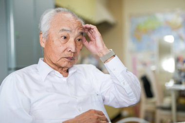 Japonya 'da sessiz bir dairede, 70' li yaşlarının sonunda beyaz tişörtlü bir adam masasında oturmuş bilgisayarında interneti karıştırıyor ve günlük barışçıl hayatını yansıtıyor.