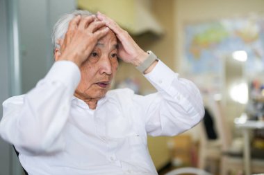 Japonya 'da sessiz bir dairede, 70' li yaşlarının sonunda beyaz tişörtlü bir adam masasında oturmuş bilgisayarında interneti karıştırıyor ve günlük barışçıl hayatını yansıtıyor.