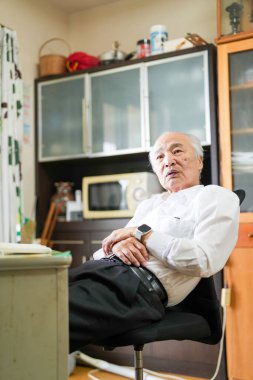 Ilık bir sabah ışığı ile aydınlatılmış mütevazı bir Japon dairesinde, 70 'li yaşlarının sonlarında temiz beyaz gömlekli bir Japon bir sandalyede oturmuş, sanki gençliğinden kalan anılarını paylaşıyormuş gibi sakince konuşuyor..