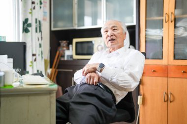 Ilık bir sabah ışığı ile aydınlatılmış mütevazı bir Japon dairesinde, 70 'li yaşlarının sonlarında temiz beyaz gömlekli bir Japon bir sandalyede oturmuş, sanki gençliğinden kalan anılarını paylaşıyormuş gibi sakince konuşuyor..