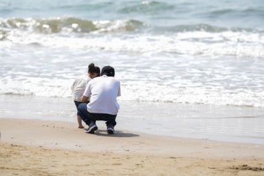 Mart ayı başlarında, 30 'lu yaşlarda, Japon Denizi' ne bakan kumlu bir plajda, beyaz kıyafetli 3 yaşındaki bir Japon kız babasıyla birlikte oyun oynuyordu. Neşe dolu bir ilkbahar anı Denizin kenarında sıcaklıkla dolu.