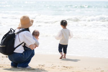 Mart ayı başlarında, 30 'lu yaşlardaki ebeveynleri onu yakından izlerken 1 yaşındaki bir Japon kız merakla plajı keşfediyor. Bahar mevsiminde, deniz kıyısında bağ ile dolu sıcak bir aile anı..