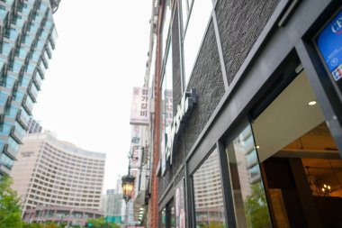 Kalbi olan bir barbekü lokantasında, insanlar kömürün üzerinde ızgara et yerler. Işıklar pencerelerden süzülürken, yanlardan buhar yükselirken, kahkaha atarken ve yemek çubukları şıngırdarken. Seul Jung Bölgesi 21 Haziran 2025.