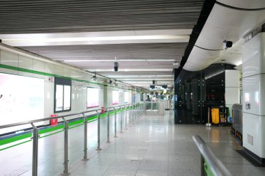 Bir metro istasyonunda. Şangay, Çin. 2 Haziran 2025. Bahar.