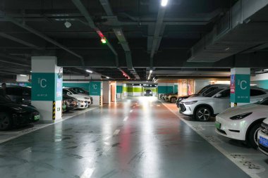 Alışveriş merkezinin park alanı. Şangay, Çin. 2 Haziran 2025. Bahar.