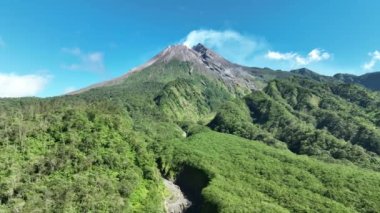 Endonezya 'daki Yogyakarta' daki Merapi Dağı 'nın hava manzarası.
