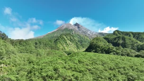 インドネシア火山 ジョグジャカルタのメラピ山の空中写真 — ストック動画