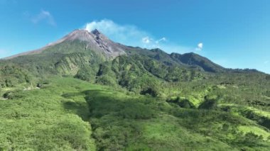 Endonezya 'daki Yogyakarta' daki Merapi Dağı 'nın hava manzarası.