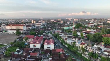 Gün batımında Yogyakarta şehrinde, Endonezya 'daki Merapi Dağı manzaralı havadan manzaralı evler..