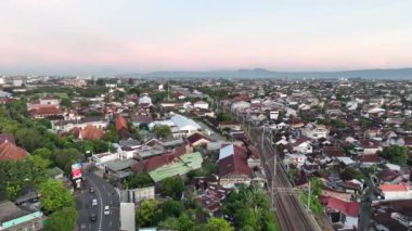 Gün batımında Yogyakarta şehrinde, Endonezya 'daki Merapi Dağı manzaralı havadan manzaralı evler..