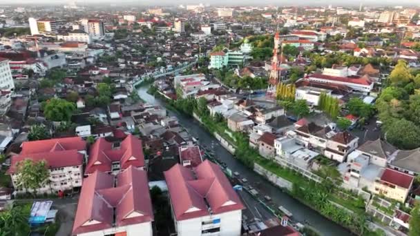 Luchtfoto Van Huisvesting Yogyakarta Stad Bij Zonsondergang Met Uitzicht Berg — Stockvideo