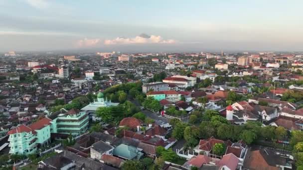 Letecký Pohled Bydlení Městě Yogyakarta Při Západu Slunce Výhledem Horu — Stock video