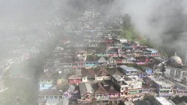Sumbing Dağı, Magelang, Central Java, Endonezya 'daki Nepal Van Java' daki güzel renkli köylerin hava manzarası. Sumbing Dağı 'nın yamaçlarında, bulutların ve sislerin arkasında saklı bir köy..