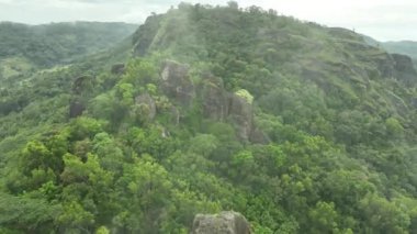 Nglanggeran antik volkanı, Endonezya 'nın havadan görünüşü.
