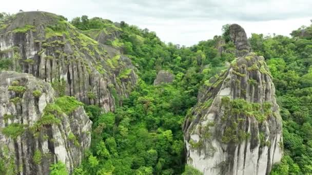 Nglanggeran古代火山の空中ビュー インドネシア — ストック動画