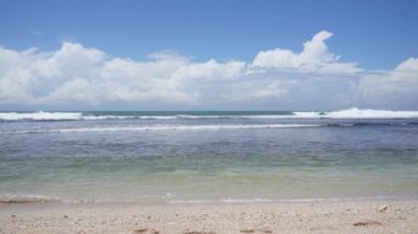 Endonezya 'da Mavi Gökyüzü ile Döngülü Tropik Plaj