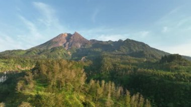 Sabahları Merapi Dağı 'nın havadan görünüşü