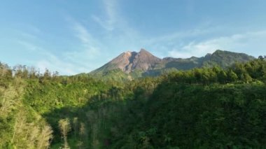 Sabahları Merapi Dağı 'nın havadan görünüşü