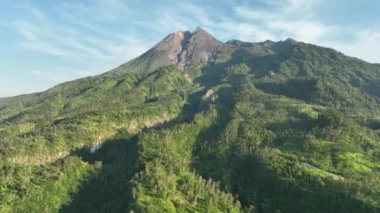 Sabahları Merapi Dağı 'nın havadan görünüşü