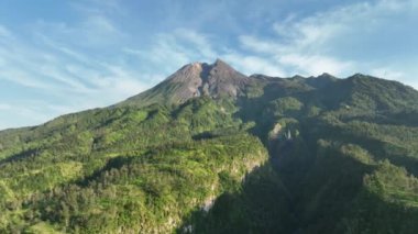 Sabahları Merapi Dağı 'nın havadan görünüşü