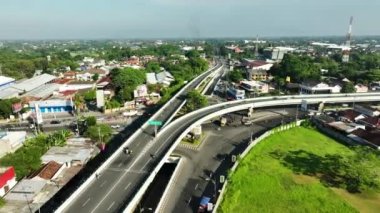 Endonezya 'nın Yogyakarta şehrinde üstgeçit ya da üstgeçit havadan görüntüsü