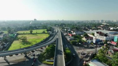 Endonezya 'nın Yogyakarta şehrinde üstgeçit ya da üstgeçit havadan görüntüsü