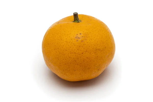 オレンジ分離 白の上にシャンタンオレンジ 白を背景にしたシャンタンビルマオレンジ — ストック写真