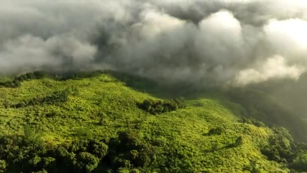 印度尼西亚日出地区乌云之上的劳山的空中景观 — 图库视频影像