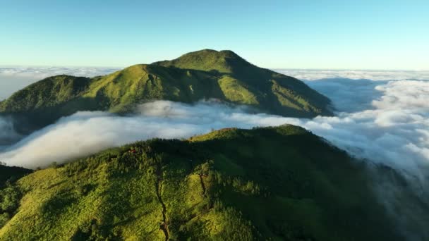 Gün Doğumunda Bulutların Üstündeki Dağların Havadan Görünüşü Mongkrang Hills Endonezya — Stok video